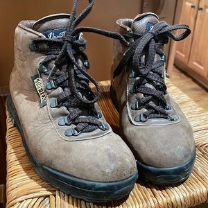 Vasque hiking boot size 8.